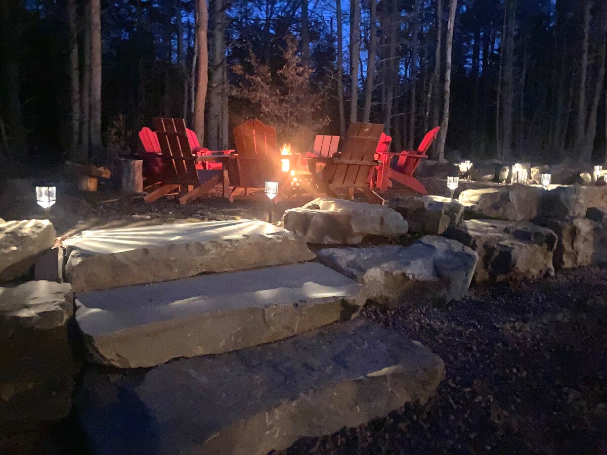 Outdoor amenities at Driftwood Retreat